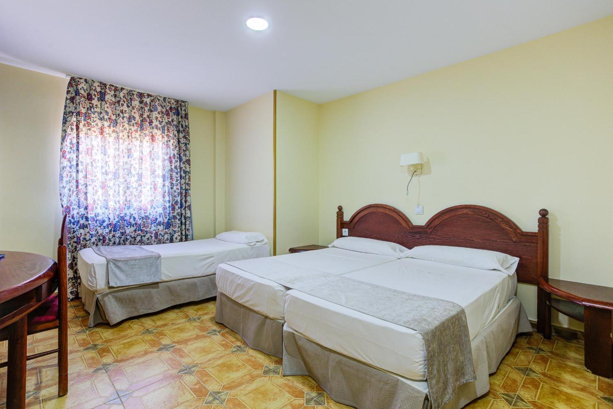Hotel Pizarro Humanes de Madrid Esterno foto