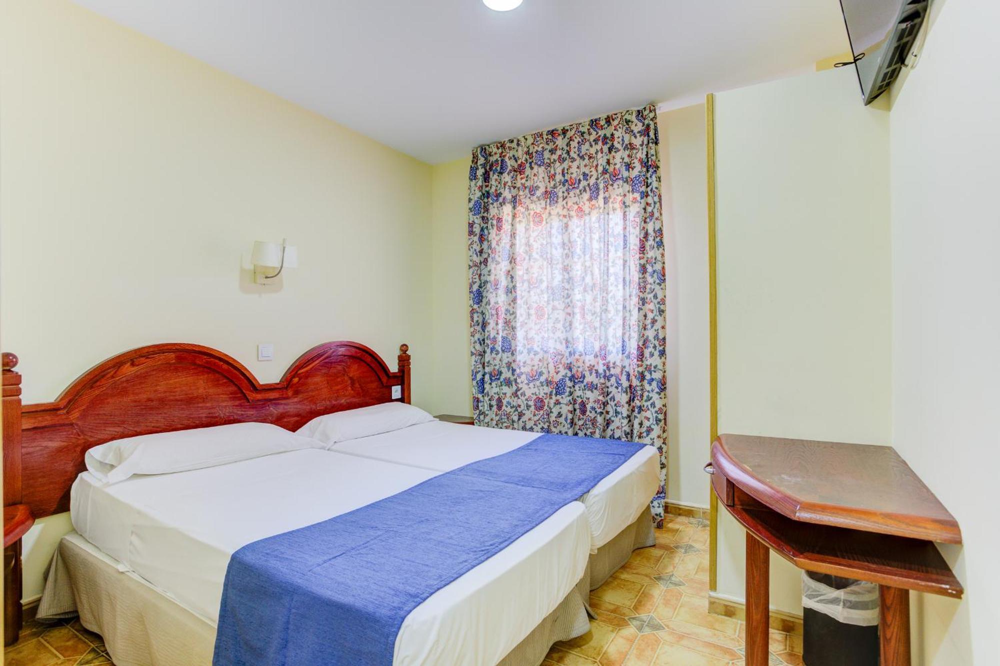 Hotel Pizarro Humanes de Madrid Esterno foto